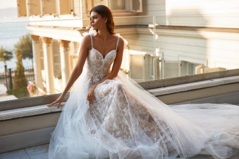 What are the advantages and functions of developing a wedding app?